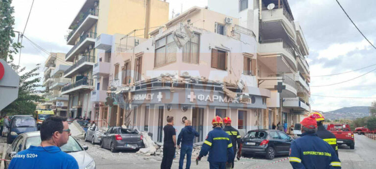 Σοκ στο Λαύριο – Κατέρρευσαν δύο μπαλκόνια, πολτοποιήθηκαν οχήματα – Από θαύμα δεν υπήρξαν θύματα