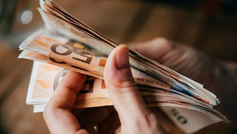 Αυξήσεις σε μισθούς και συντάξεις το 2026 – Πόσα θα δουν οι δικαιούχοι στον λογαριασμό τους