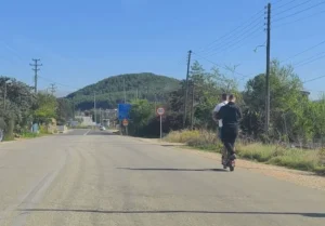 Ανήλικοι με πατίνι και χωρίς κράνος στη μέση της εθνικής! 20 patini