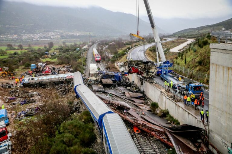 Τέμπη: Πατέρας θύματος μηνύει Siemens, Bayer, ΟΣΕ και Hellenic Train – «Θα αποδοθεί δικαιοσύνη»