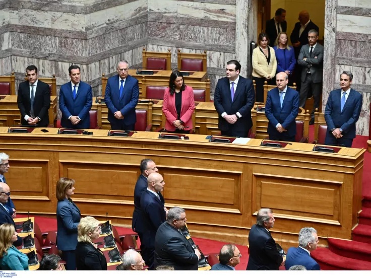 Ψηφίστηκε επί της αρχής το νομοσχέδιο για το 13ωρο – Υπέρ μόνο η Νέα Δημοκρατία
