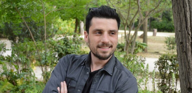 «Ήθελα να γίνω ποδοσφαιριστής»: Ο Σπύρος Χατζηαγγελάκης μιλά για την κρίση μέσης ηλικίας και τις ανατροπές στη ζωή του