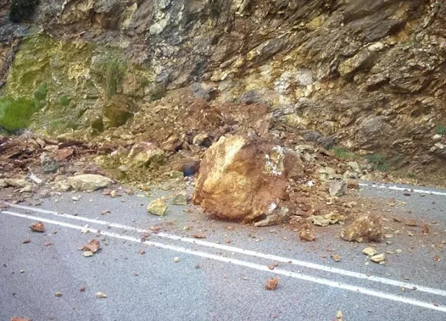 Κατολίσθηση βράχων στην Εθνική Πρέβεζας–Ηγουμενίτσας: Συναγερμός σε Καστροσυκιά και στη γέφυρα της Δέσπως