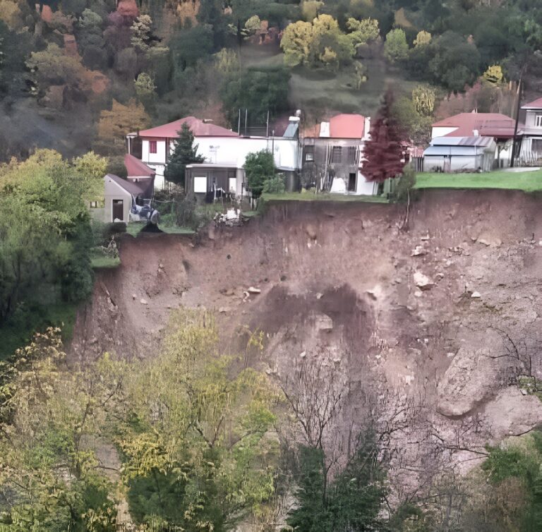 Υποχωρεί το έδαφος στα Άγναντα – Καταρρέει μνημείο στα Τζουμέρκα – Οι ζημιές σοκάρουν