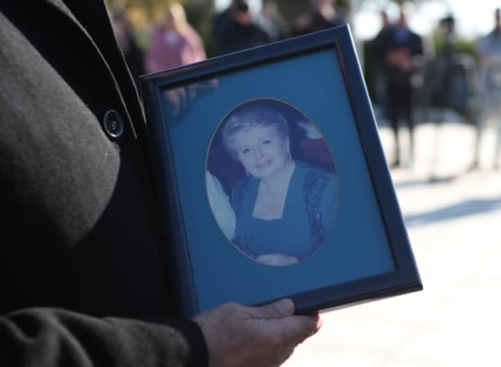 Μνημόσυνο Βέφας Αλεξιάδου: Παρόντες μόνο λίγοι φίλοι και συγγενείς – Απούσες και οι εγγονές