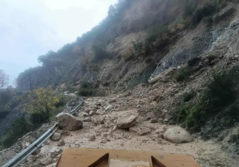 Βόρεια Τζουμέρκα: Συνεργεία του ΔΕΔΔΗΕ αποκαθιστούν τις ζημιές – Χωριά χωρίς ρεύμα για δεύτερη ημέρα