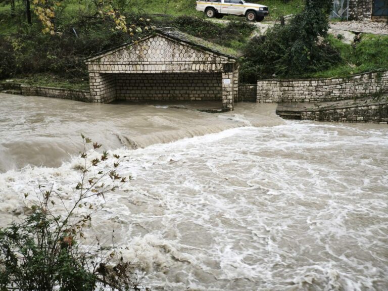 Σαρωτική κακοκαιρία στην Ήπειρο: Πλημμύρες, κατολισθήσεις και χωριά στο σκοτάδι