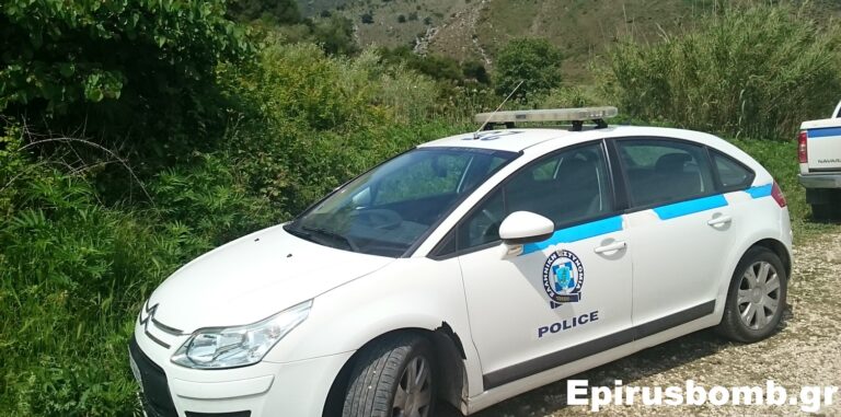 Επιχείρηση της ΕΛ.ΑΣ. στη Θεσπρωτία – Βαρύς οπλισμός και μισό εκατομμύριο ευρώ εντοπίστηκαν σε σπίτι συγγενή κατηγορούμενου για το φονικό στη Φοινικούντα