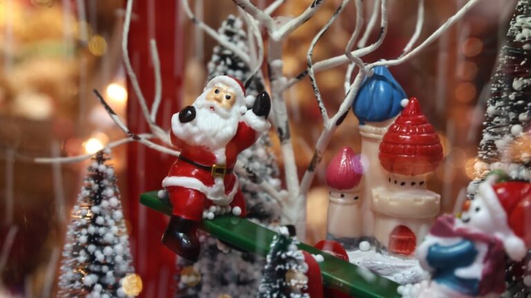 Εορταστική περίοδος 2025: Οι Έλληνες μένουν σπίτι με οικογένεια και φίλους και αποφεύγουν τη σπατάλη τροφίμων στις γιορτές