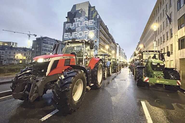 Βρυξέλλες υπό πολιορκία: 10.000 αγρότες και εκατοντάδες τρακτέρ στη Σύνοδο Κορυφής