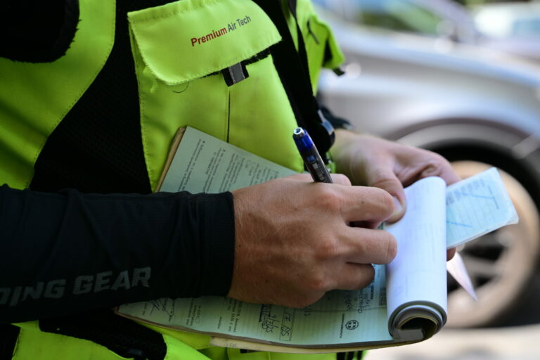 Βουλή: Υπερψηφίστηκε το νομοσχέδιο για την οδική ασφάλεια – Στους δήμους τα έσοδα από τα πρόστιμα του ΚΟΚ