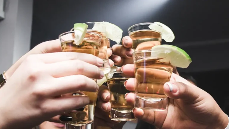 Στο Νοσοκομείο Δύο Νεαροί από Υπερβολική Κατανάλωση Αλκοόλ σε Κλαμπ