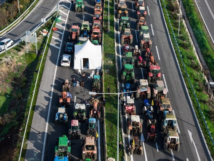 «Παλεύουμε να επιβιώσουμε»: Κλιμακώνονται οι κινητοποιήσεις των αγροτών – Αποφασισμένοι να μείνουν στα μπλόκα ακόμη και τα Χριστούγεννα