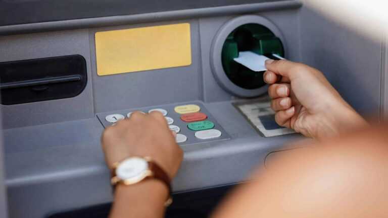 ΟΠΕΚΑ: Πρόωρα στα ΑΤΜ τα επιδόματα Δεκεμβρίου – Πότε πιστώνονται οι προνοιακές παροχές