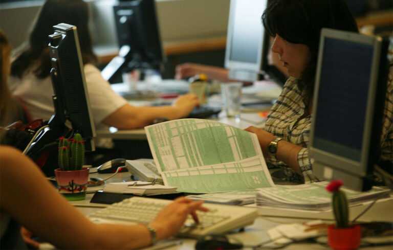 Διπλή ρύθμιση-ανάσα: Νέος νόμος για χρεωμένα νοικοκυριά και επαγγελματίες