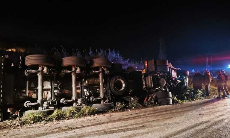 Τραγωδία στην Άρτα: Φορτηγό ανετράπη, νεκρός ο οδηγός