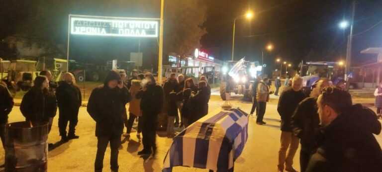 Συμβολική διαμαρτυρία στο Καλπάκι: Αγρότες «θρήνησαν» τον Έλληνα αγρότη με φέρετρο και κεριά