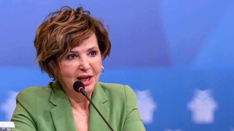 Ολγα Γεροβασίλη: Αιφνίδια διακοπή επιδόματος μητρότητας, η κυβέρνηση χρωστά απαντήσεις