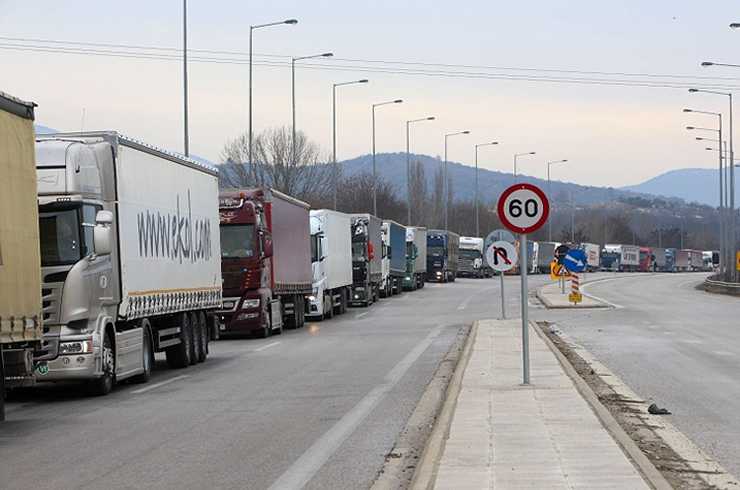 Μεταφορείς σε απόγνωση: Αγροτικά μπλόκα «παγώνουν» την εφοδιαστική αλυσίδα