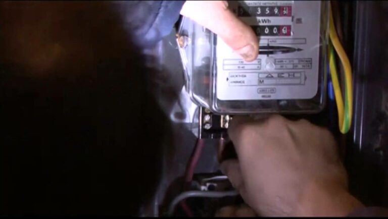 Μαζικά πρόστιμα ρευματοκλοπής από τον ΔΕΔΔΗΕ χωρίς έλεγχο – Σφοδρές καταγγελίες στη Βουλή