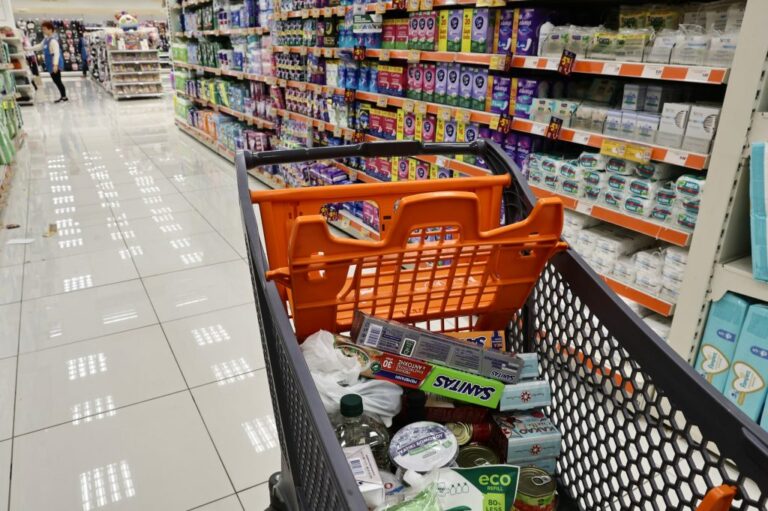 Η ακρίβεια «καταπίνει» το καλάθι του καταναλωτή – Κρέας και γλυκά σε τροχιά πολυτελείας