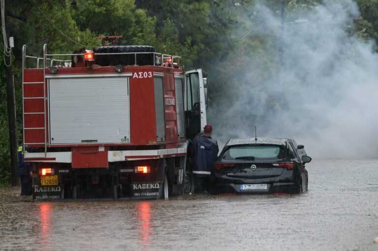 Ρωμιά: Επιχείρηση απεγκλωβισμού οδηγού από την Πυροσβεστική Φιλιππιάδα