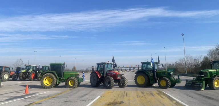 Παραλυμένη η Εθνική Οδός: Κλειστά τα Μάλγαρα προς Αθήνα και ο κόμβος Τρίγλιας