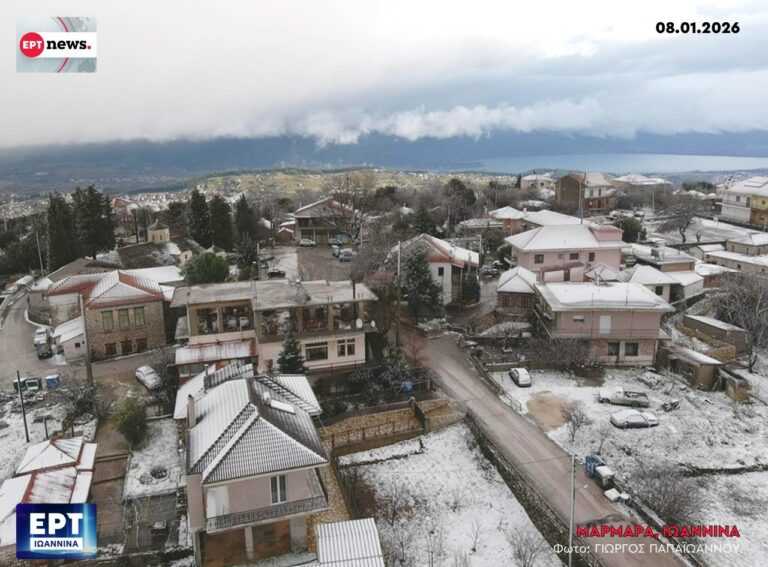 Ιωάννινα: «Άσπρη μέρα» στα Μάρμαρα – Το χιόνι έφτασε στις παρυφές της πόλης
