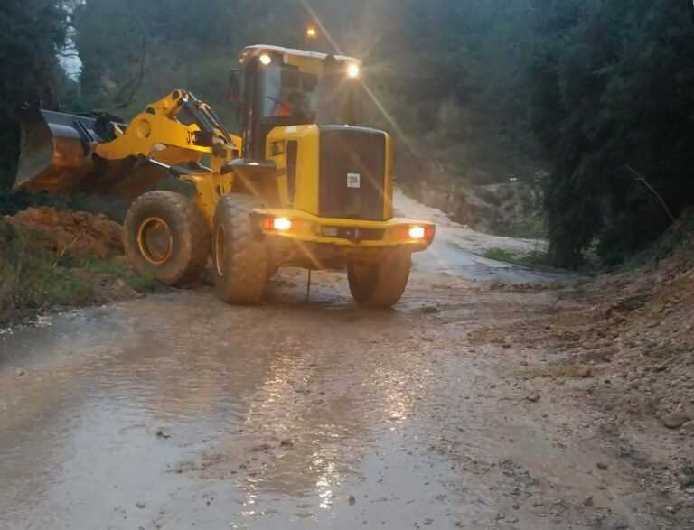 Πρέβεζα: Οι δρόμοι μετατράπηκαν σε ποτάμια από τη σφοδρή κακοκαιρία