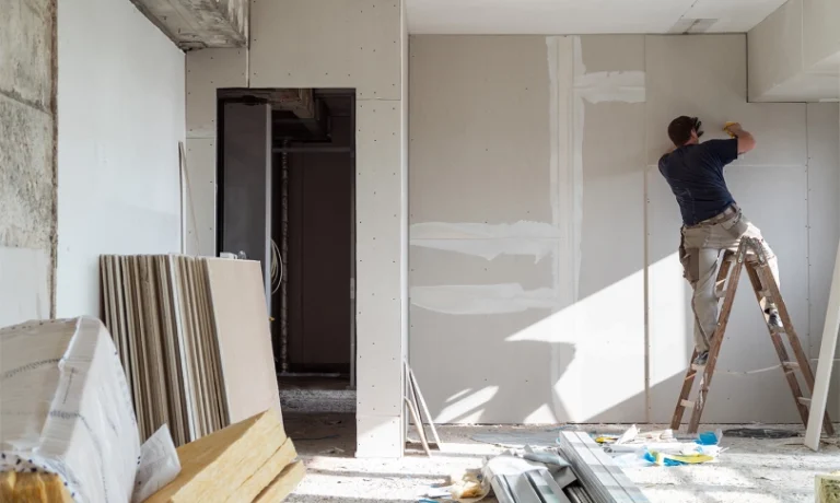 Πρόγραμμα «Ανακαινίζω»: Στο τραπέζι η επιδότηση και για όσους μένουν στο δικό τους σπίτι