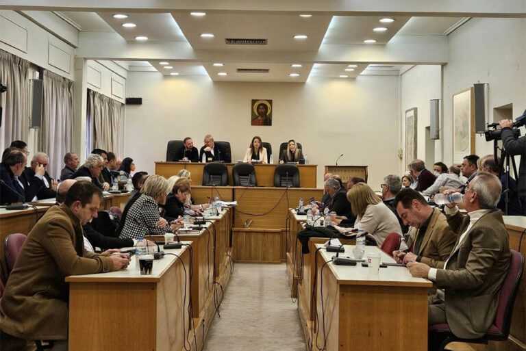 Θεσμικός κατήφορος στην Ήπειρο: Πληρώνουν ιδιώτη για να βρίσκει τις τρύπες στους δρόμους – Μια προκλητική σπατάλη 57 χιλιάδων ευρώ για το αυτονόητο