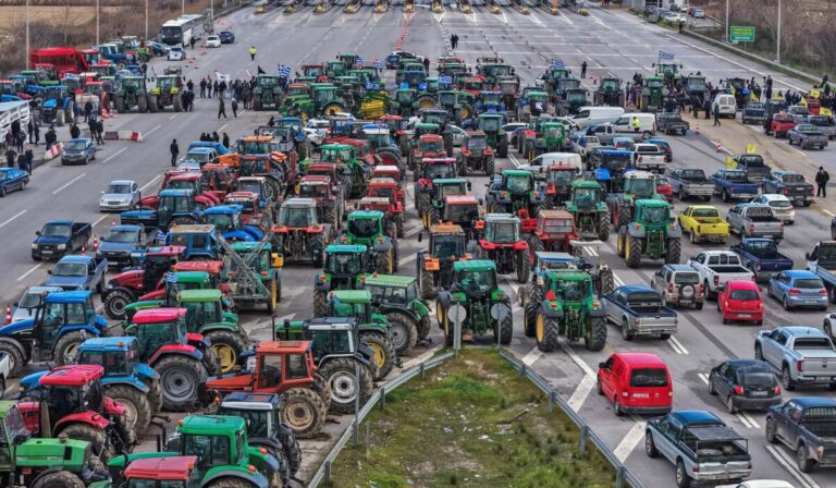 Τέλος τα μπλόκα των αγροτών: Συντονισμένη αποχώρηση την Παρασκευή – «Δεν φεύγουμε με σκυμμένο κεφάλι»