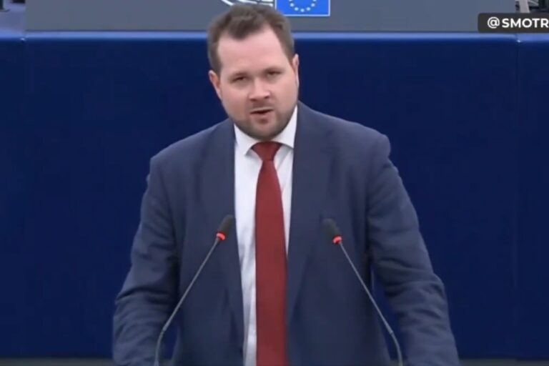 Σοκ στο Ευρωκοινοβούλιο: «Άντε γ… κύριε Τραμπ» – Το απίστευτο ξέσπασμα Δανού ευρωβουλευτή