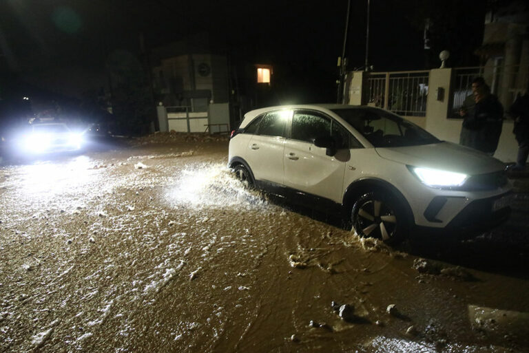 Δύο νεκροί από την κακοκαιρία – Γυναίκα παρασύρθηκε από τα νερά στην Άνω Γλυφάδα – Λιμενικός χτυπήθηκε από ισχυρό κύμα στο Άστρος Κυνουρίας