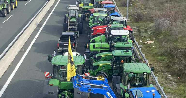 Σκληραίνουν τη στάση τους οι αγρότες: 48ωρο μπλόκο στην Εγνατία Οδό στη Σιάτιστα