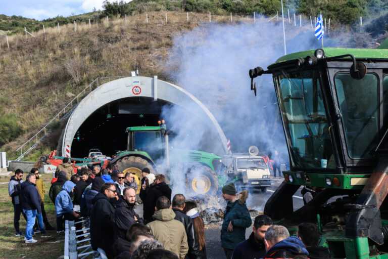 Ραντεβού στο Μαξίμου την Τρίτη: Η πρόσκληση Μαρινάκη στους αγρότες με «ανοιχτούς δρόμους»