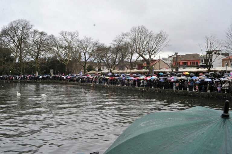 Στον Μώλο των Ιωαννίνων η καρδιά των Θεοφανείων – Πλήθος κόσμου στην πλατεία Μαβίλη