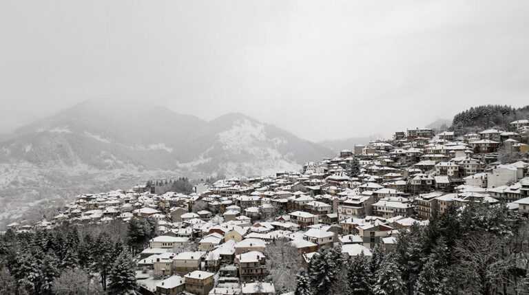 Χειμερινό τοπίο στην Ήπειρο: Το χιόνι κάλυψε στέγες και πλατείες στο Μέτσοβο