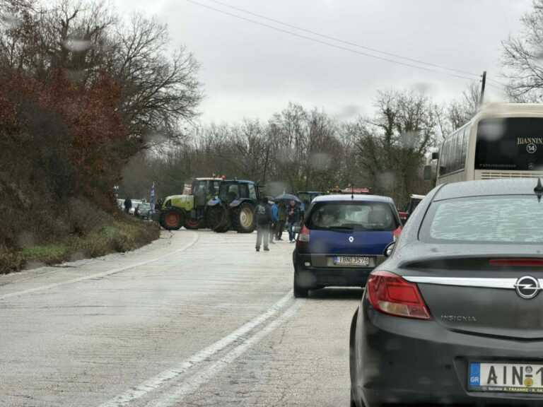 Εθνική Οδός Ιωαννίνων-Κόνιτσας: Απροσπέλαστη μετά το «ντου» των αγροτών από τους παράδρομους