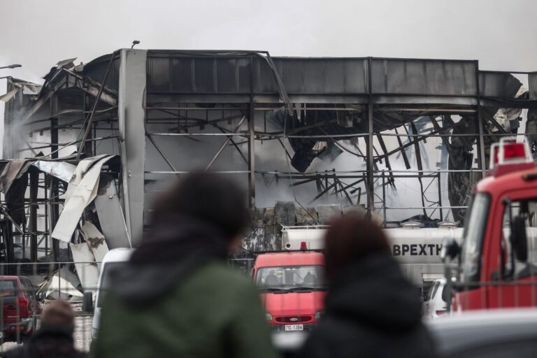 «Μόνοι μας ό,τι μαθαίνουμε» – Ανεπαρκής ενημέρωση στις οικογένειες των νεκρών εργατριών της «Βιολάντα»