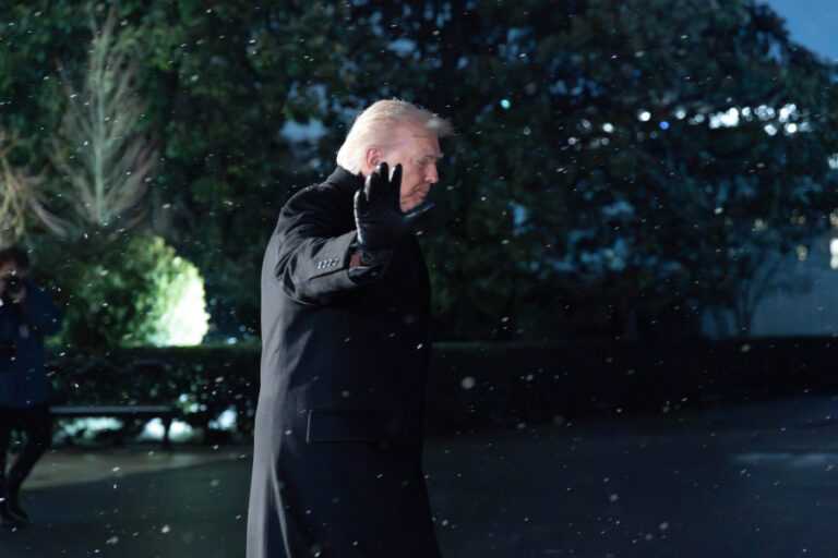 Τραμπ: Αρνείται να ζητήσει συγγνώμη για το βίντεο με τις ρατσιστικές εικόνες των Ομπάμα