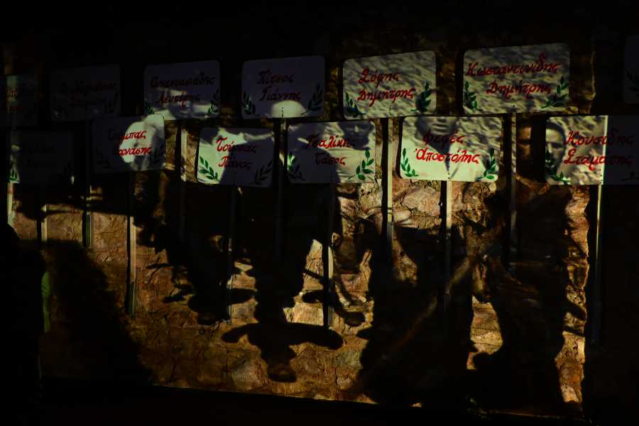 Οι φωτογραφίες των εκτελεσμένων ξαναθέτουν τα ερωτήματα - Το μήνυμα της γενιάς που χλεύασε τον θάνατο: «Να στέκεστε όρθιοι»