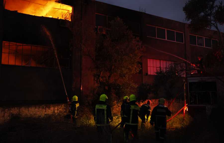 Μεγάλη φωτιά στα Σπάτα: Ξέσπασε στην αποθήκη της επιχείρησης και επεκτάθηκε (βίντεο)