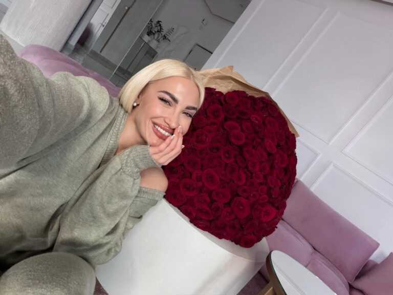 Η Ιωάννα Τούνη έκλεισε έναν χρόνο σχέσης με τον Δημήτρη Σπυριδωνίδη και της χάρισε 365 τριαντάφυλλα