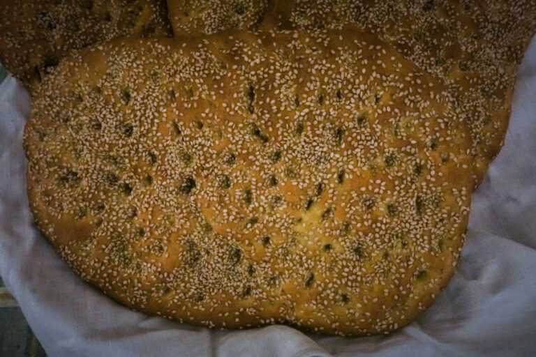 Καθαρά Δευτέρα 2026: Συνταγή για αφράτη λαγάνα χωρίς ζύμωμα