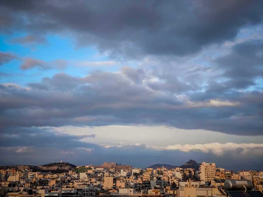 Συννεφιασμένος ο καιρός σήμερα Πέμπτη: Πέφτει η θερμοκρασία στα βόρεια