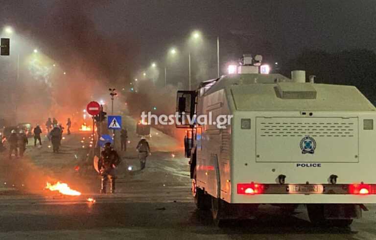 Θεσσαλονίκη: Νύχτα επεισοδίων με μολότοφ και δακρυγόνα έξω από το ΑΠΘ (βίντεο)