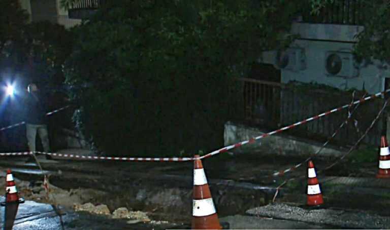 Κακοκαιρία στην Αττική: Υπερχείλισε ρέμα στο Πικέρμι, καθίζηση στο Πολύγωνο