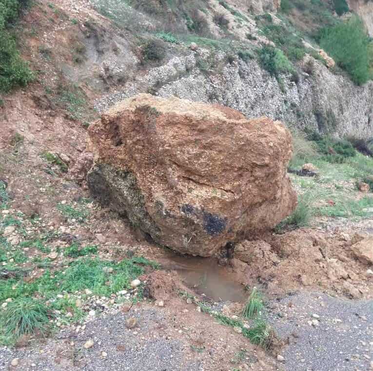 Συναγερμός στα Ριζά Πρέβεζας: Μεγάλη κατολίσθηση έκοψε τον δρόμο στα δύο