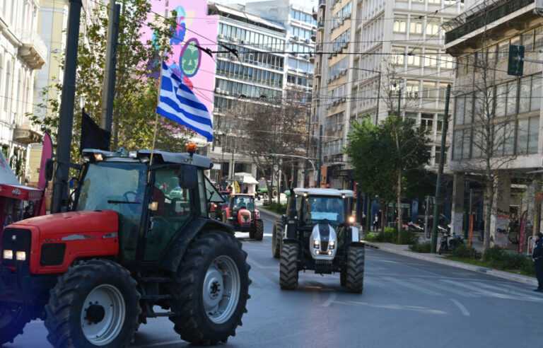 Αγρότες: Με κορναρίσματα αποχώρησαν τα τρακτέρ από το Σύνταγμα (βίντεο)